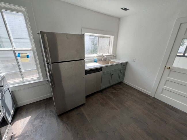 Building Photo - Newly Remodeled 2 Bedroom Home