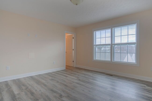 Building Photo - Oak Tree Townhome | 4 Bed, 4.5 Bath | Available Now!