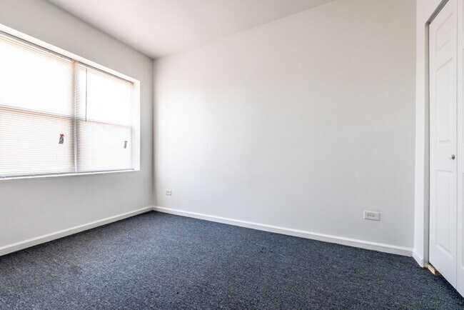 Building Photo - 215 E 68th St