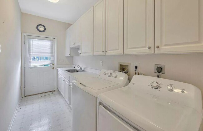 Building Photo - 9696 Carriage Run Ct