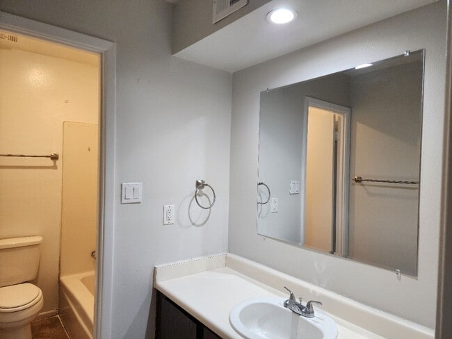 Building Photo - 2 bedroom 2 bath home in Villa De Paz golf community