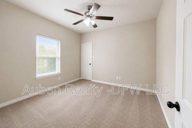 Building Photo - 1426 Ravenwood Dr