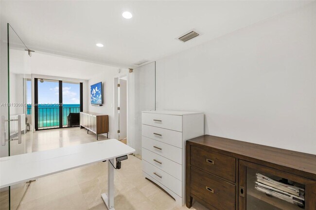 Building Photo - 2625 Collins Ave