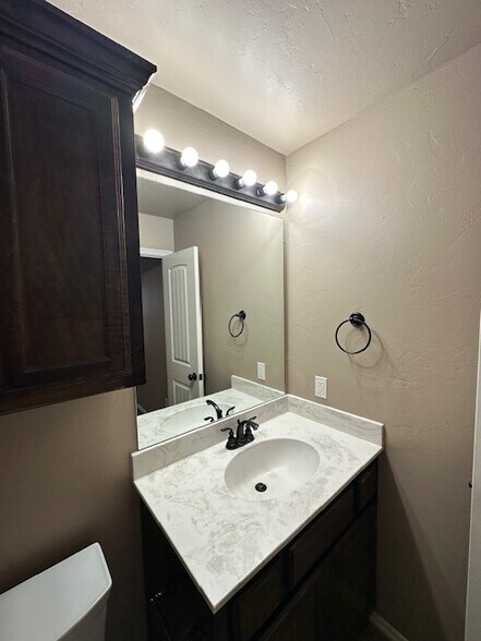 Building Photo - 2316 Golden Ln