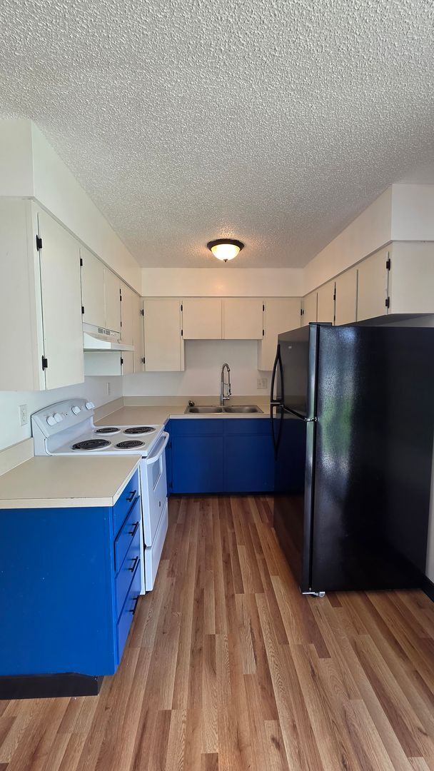Building Photo - Remodeled Two Bedroom Duplex Off Reserve