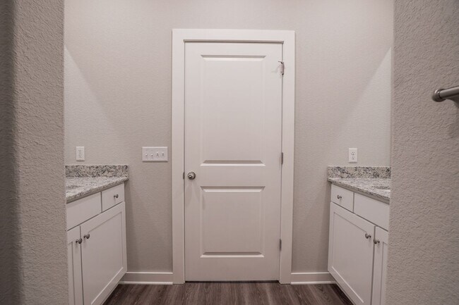 Building Photo - 4 bedroom 3.5 bath home!