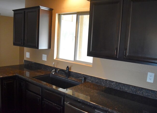 Building Photo - Awesome 5 Bed 2 Bath Home at ASU