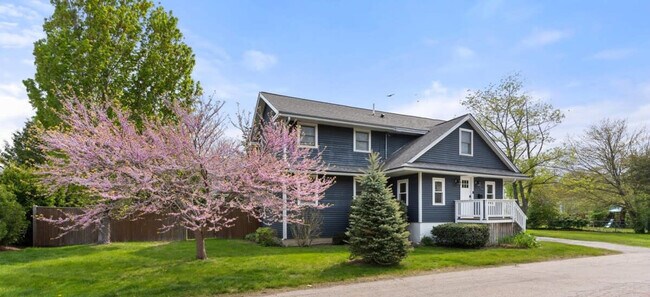 Building Photo - 29 Versailles Ave