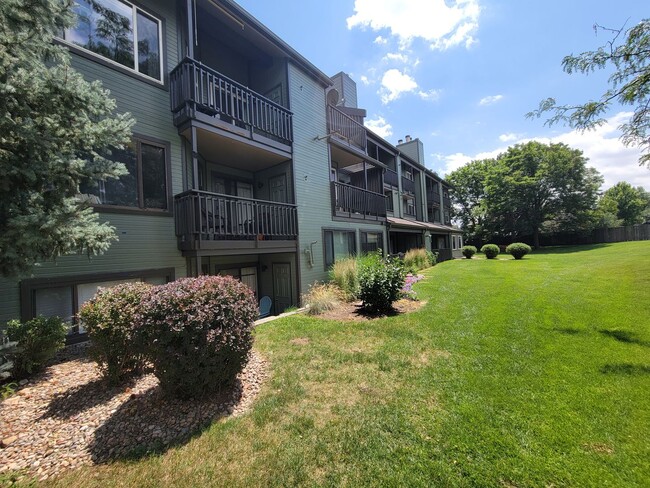 Building Photo - Beautiful, wide open 2 level 2 bath condo ...