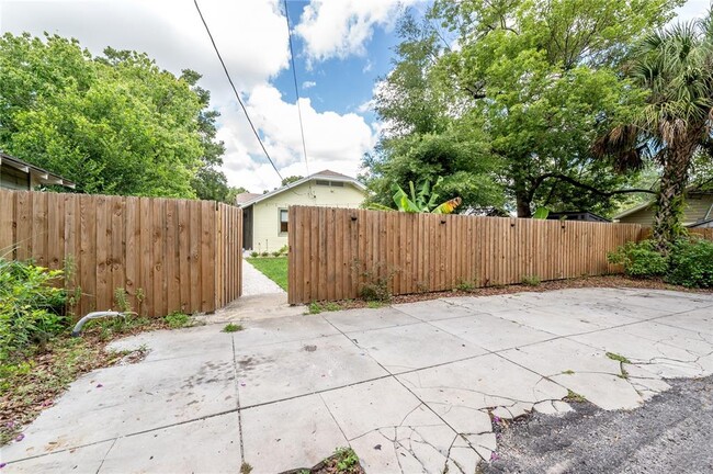 Building Photo - 5207 N Suwanee Ave