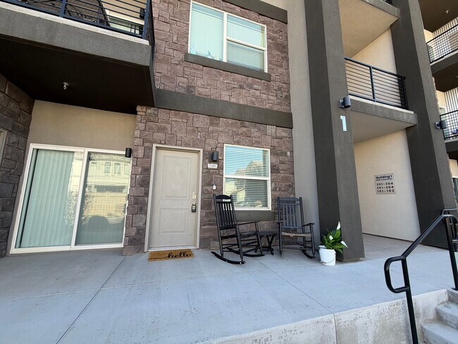 Building Photo - JULY RENT FREE! FULLY FURNISHED ONE BEDROOM FOR RENT IN DESERT COLOR!