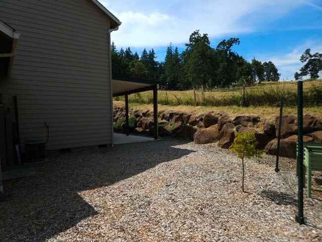 Building Photo - 4Bd/2.5Ba Two Story House - Available to View!