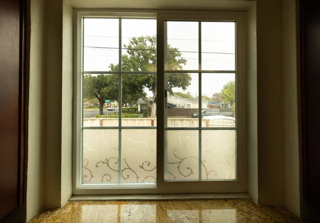 Building Photo - 240 E Hedding St