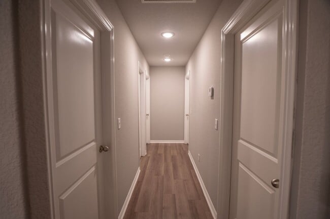 Building Photo - Beautiful 3 Bedroom 2 Bath Duplex!