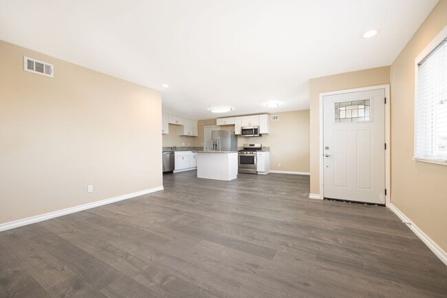 Building Photo - Single family home for rent 4bed/2bath! -$...