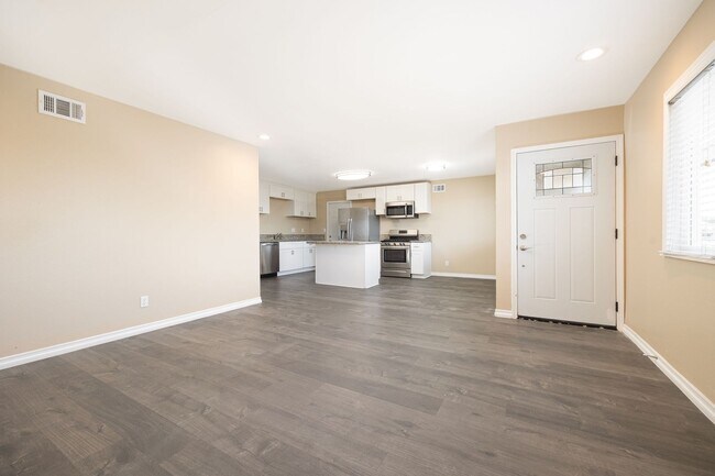 Building Photo - Single family home for rent 4bed/2bath! Mo...