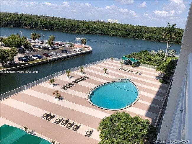Building Photo - 400 Kings Point Dr