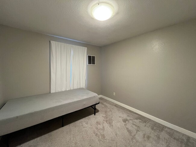 Building Photo - Move-in Ready 3 Bedroom Downtown Home