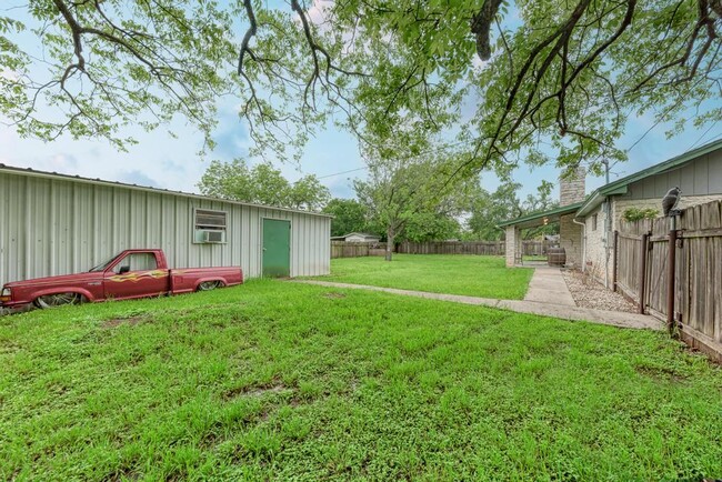 Building Photo - 103 Hutto St