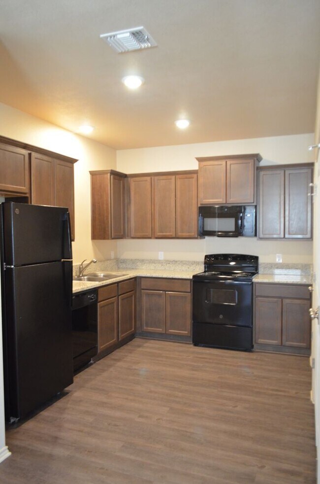 Building Photo - 1713 Clovis Dr