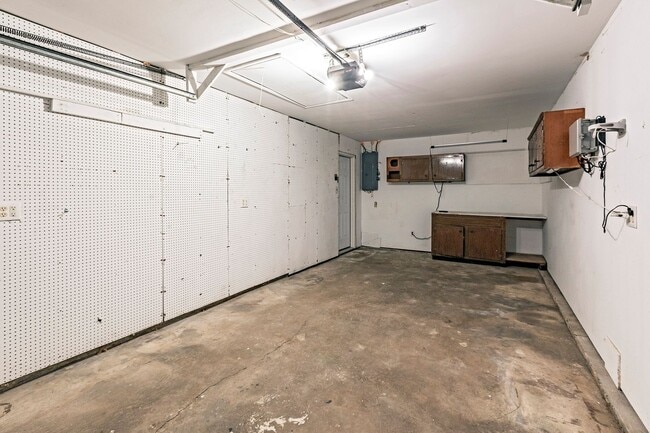 Building Photo - 3 bedroom, 1 bath, newly renovated ranch in Todd Estates, Newark