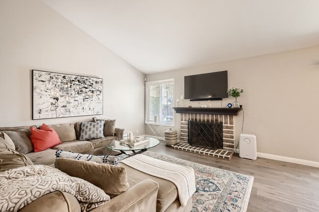 Building Photo - Impressive Oceanside Home For Rent