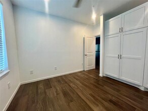 Building Photo - 1924 Calumet St