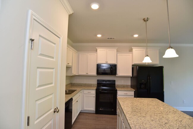 Building Photo - Beautiful Townhome Conveniently Located in The Heart Of Richmond Hill