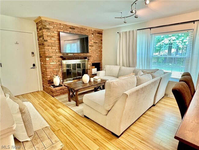 Building Photo - 6910 Carriage Hill Dr