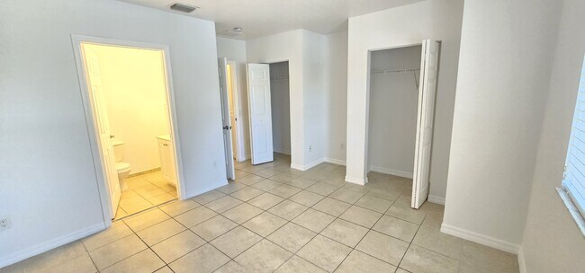 Building Photo - 1935 Gardenia Ct