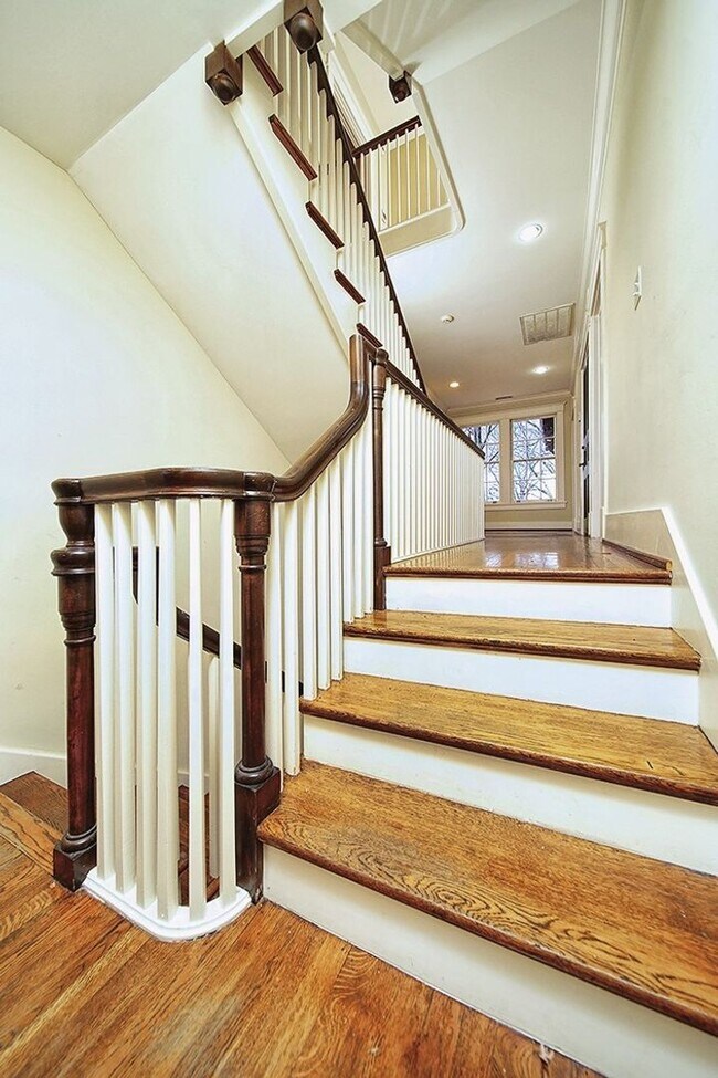 Building Photo - Stunning Tudor-style 4BR/3.5BA home in a prime, unbeatable location!