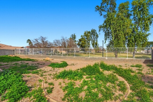 Building Photo - HUGE 6 Bedroom Home - Westgate and Freeways Nearby!