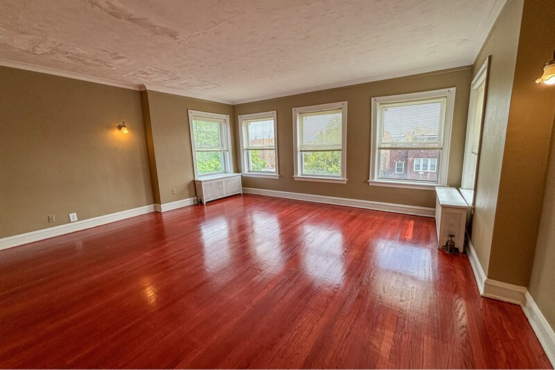 Building Photo - 8008 S Rhodes Ave