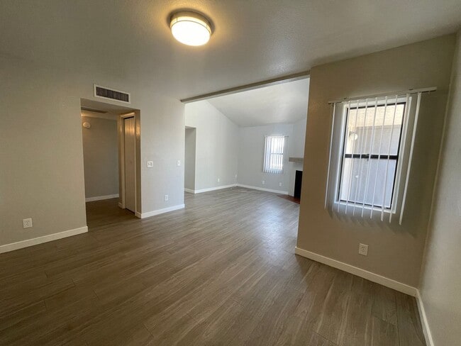 Building Photo - Lovely 2 Bedroom 2 Bath with Fireplace!