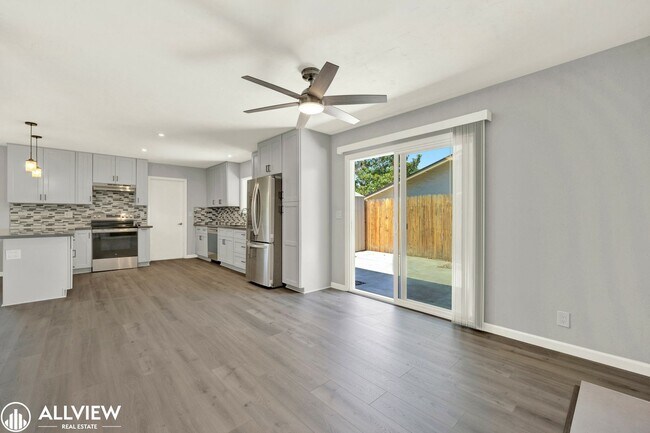 Building Photo - Newly Remodeled 4-Bedroom Gem with Spaciou...