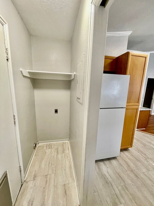 Building Photo - Conveniently Located Two-Bedroom Townhome