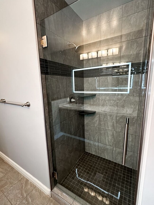 Building Photo - Beautiful Duplex, High End Finishes with L...