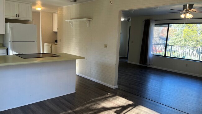 Building Photo - 12003 Lakeshore S