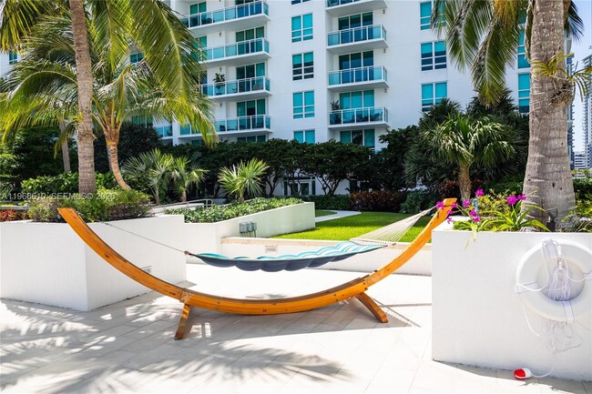 Building Photo - 950 Brickell Bay Dr