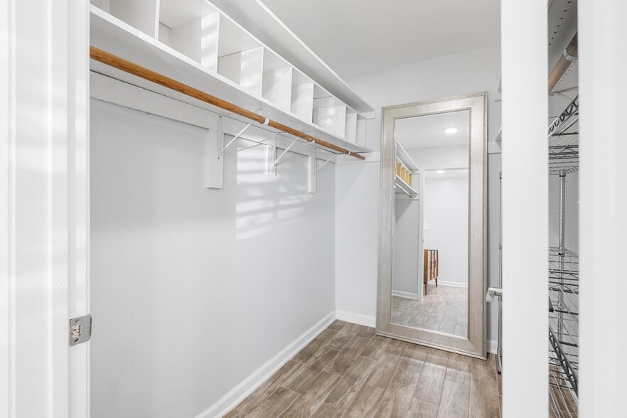 Walk-in Closet Primary Bedroom - 31 Howard Ct