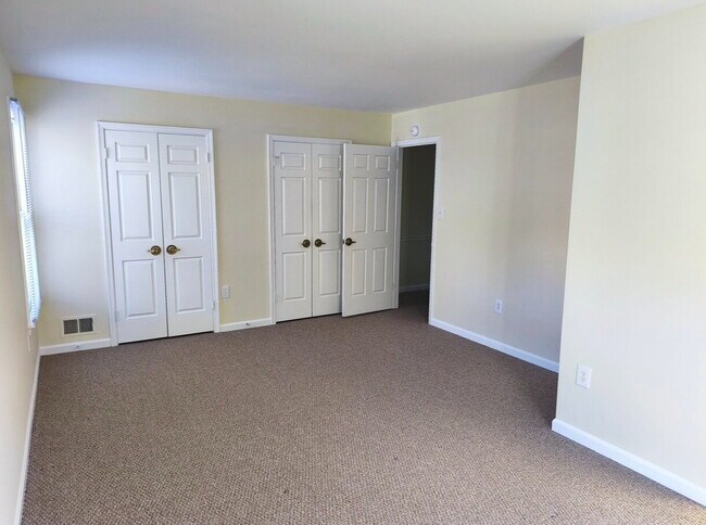 Building Photo - Charming Fair Woods Townhome Awaits