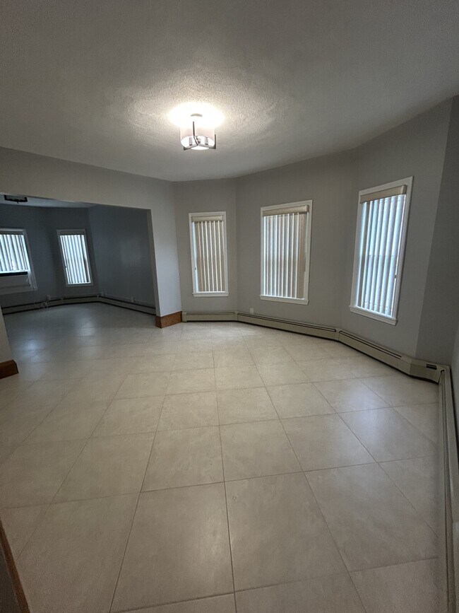 Building Photo - 58 Maple St