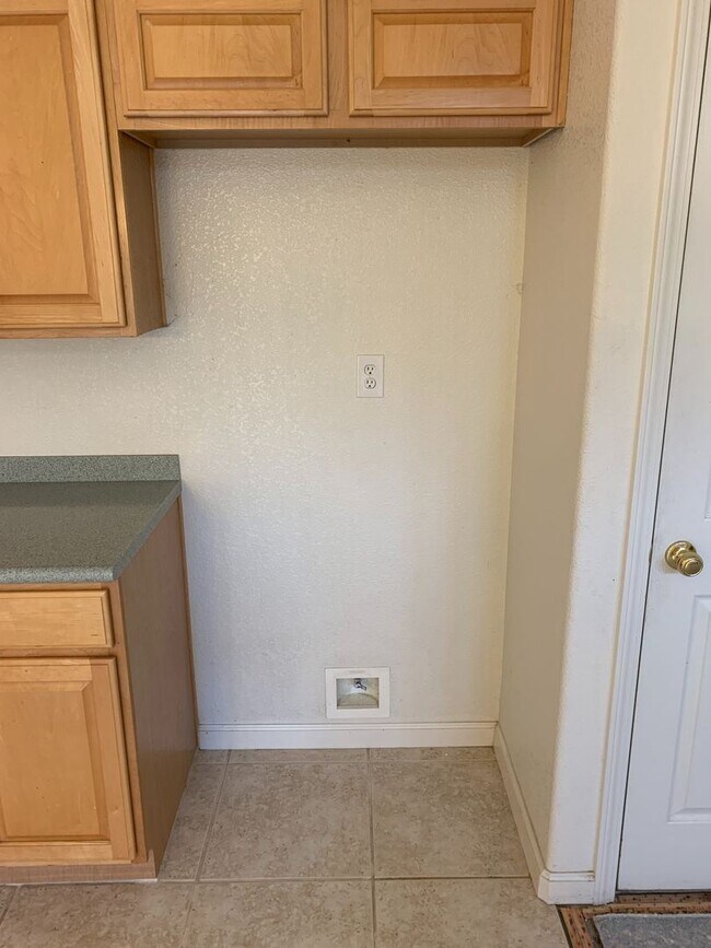 Building Photo - 3 br, 2.5 bath House - 560 Woodlake Drive