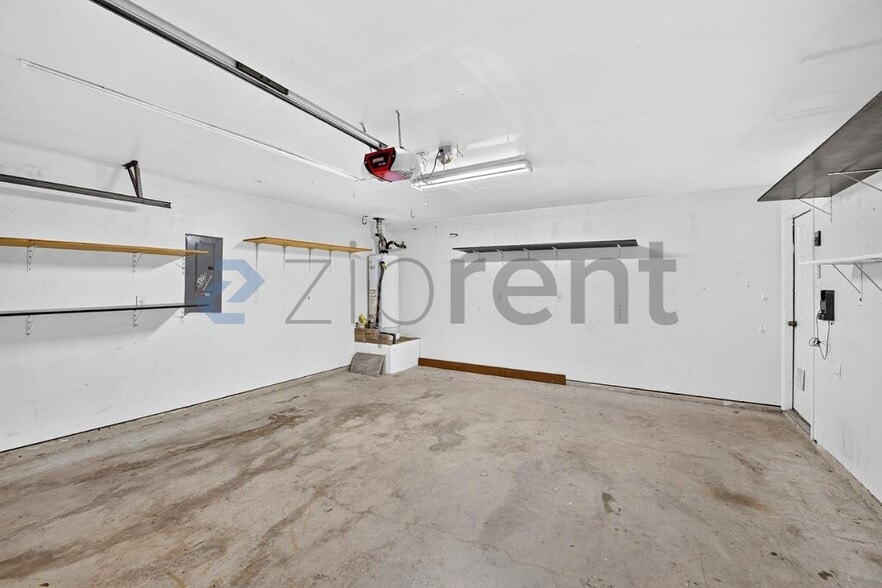 Building Photo - Unit