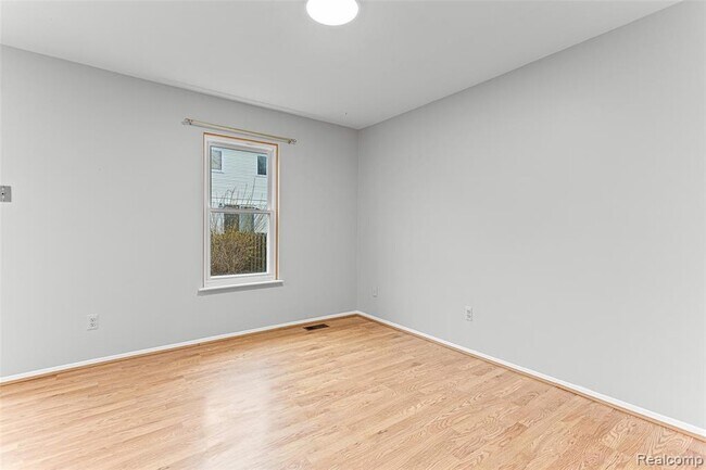 Building Photo - 3374 Burbank Dr