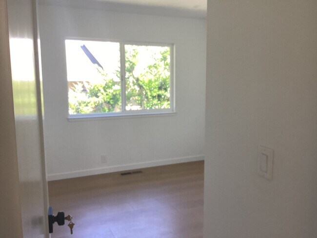 Building Photo - Newly remodeled