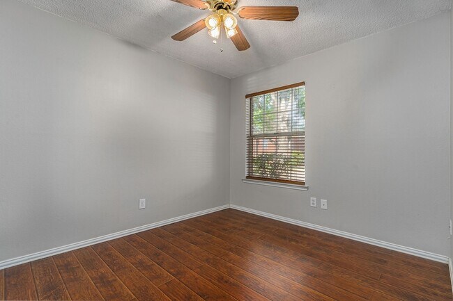 Building Photo - 588 Lake Forest Dr