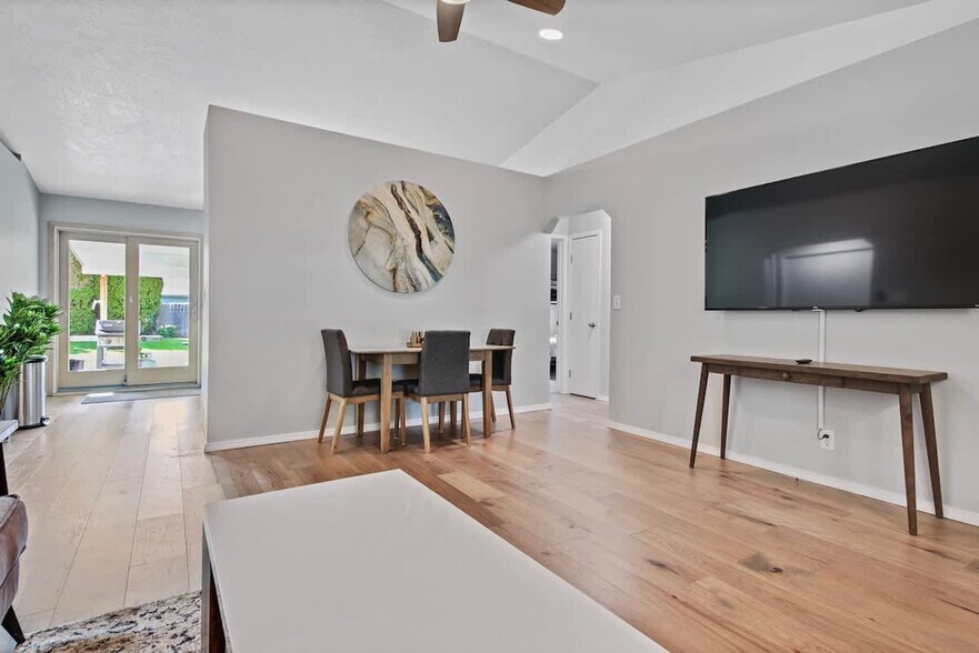 Primary Photo - 925 N Stonehenge Way