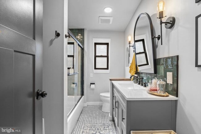 Building Photo - 526 E Thompson St