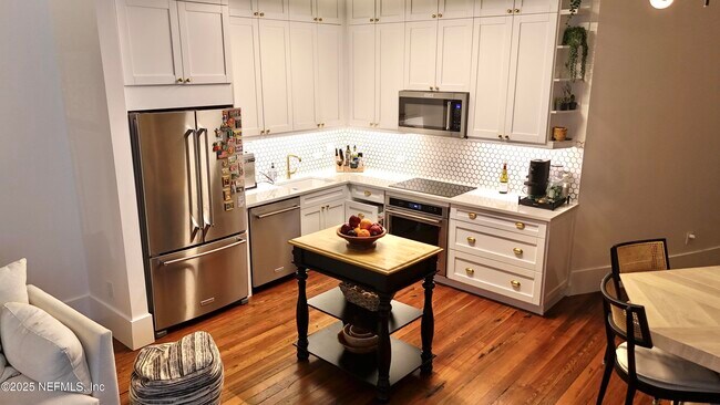 Building Photo - 301 E Bay St